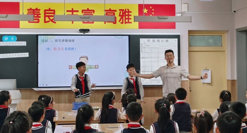 深圳羅湖區(qū)錦田小學(xué)張超老師三年級(jí)科學(xué)《彈力》課堂場(chǎng)景.jpg