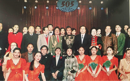（在505集團舉辦的文藝晚會，演員陣容堪比CCTV春晚）