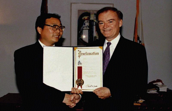 （1995年10月2日，美國舊金山市市長弗蘭克?姆?佐敦給來輝武頒發(fā)“舊金山市來輝武教授日”證書）