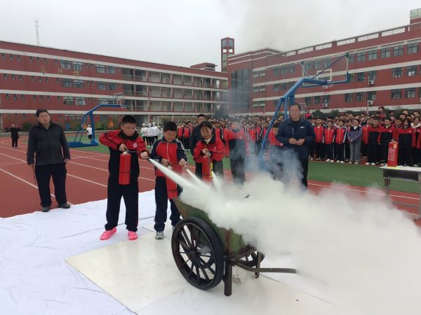 指導(dǎo)學(xué)生滅火1.jpg