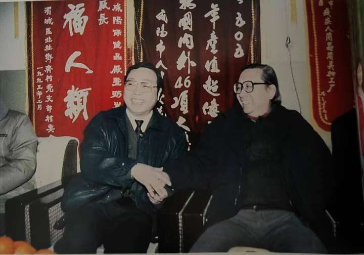 　　來輝武總裁與原陜西省政協(xié)副主席孫天義親切交談