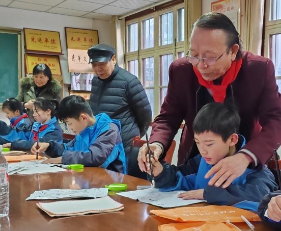 “溫暖童心·書畫筑夢(mèng)” 陜西省少年兒童文化研究會(huì)暖冬行走進(jìn)周至縣卡迪爾小學(xué)